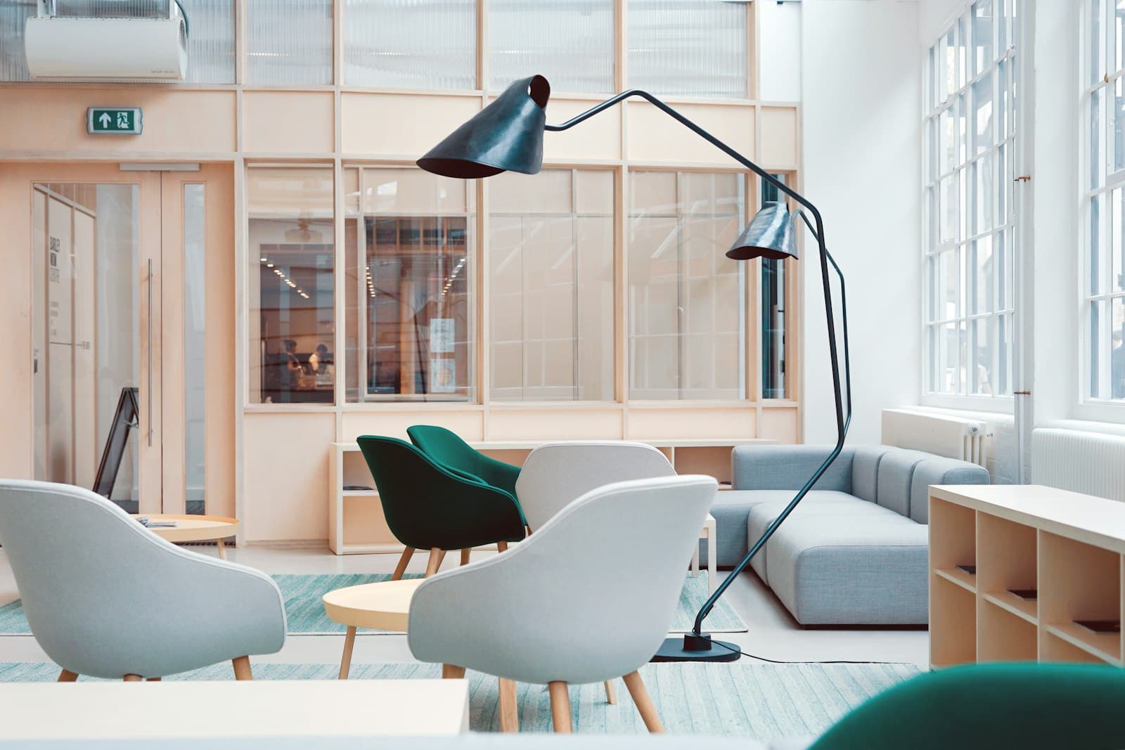 Helle, gepflegte Bürolounge mit Sesseln und Sofa